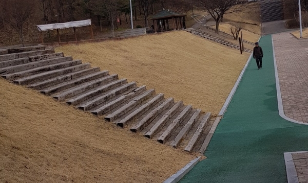 레일 폐침목이 사용된 가양비래공원 계단(사진=이기출 기자)
