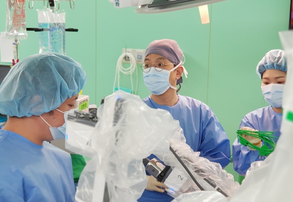 건양대병원 산부인과 김철중 교수가 로봇수술을 위해 환자의 병변부에 로봇 팔을 도킹하는 모습(사진제공=건양대병원)