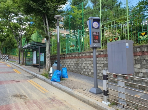대청초등학교 버스정류장 앞에 설치된 미세먼지 알림 신호등[사진=용인시]