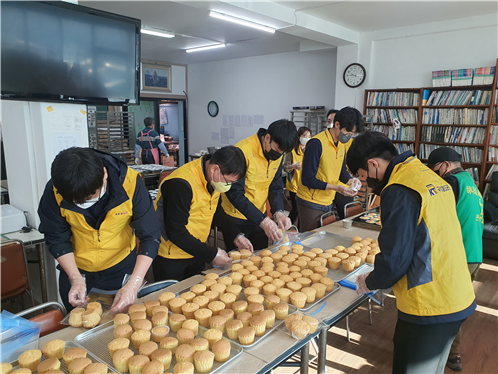 국가철도공단 건설본부 봉사단이 17일 대전 은총섬김회 무료급식센터에서 음식을 준비하고 있다.[사진=국가철도공단]